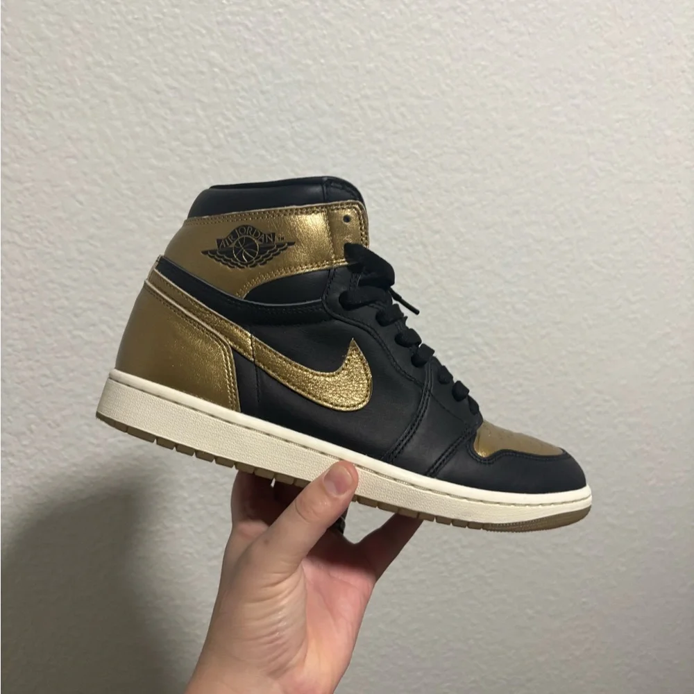 Jordan retro 1 high black and gold - Picture 1 of 9